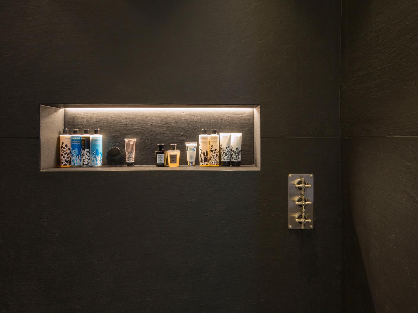 Detail of the light features in the shower